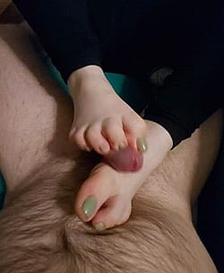 She makes me cum sooo good with her small toes'